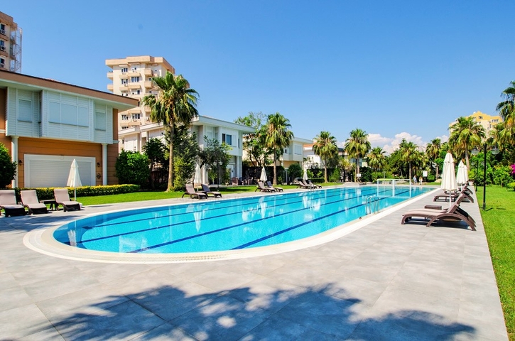 فيلا 6 + 2 في وسط لارا أنطاليا 200 م إلى البحر