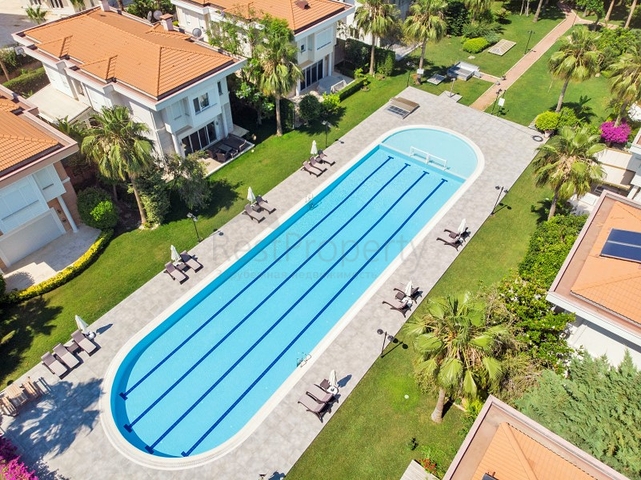 فيلا 6 + 2 في وسط لارا أنطاليا 200 م إلى البحر