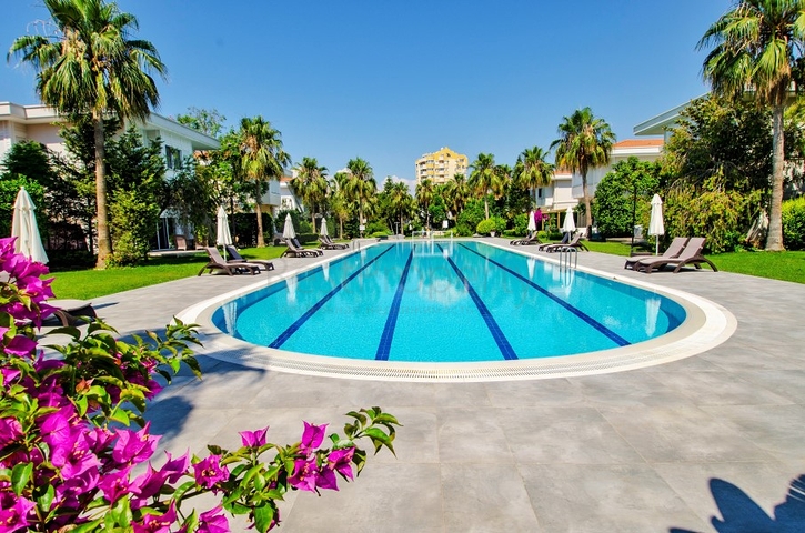 فيلا 6 + 2 في وسط لارا أنطاليا 200 م إلى البحر