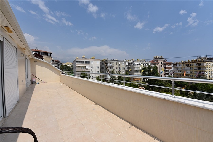 دوبلكس مؤثثة في مركز الانيا 