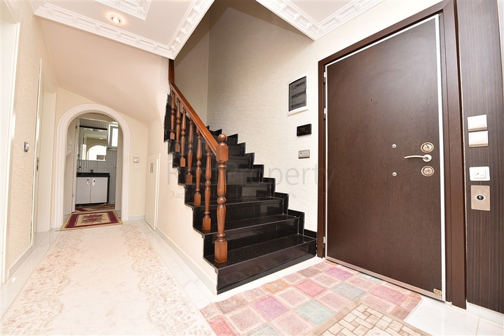 دوبلكس مؤثثة في مركز الانيا 