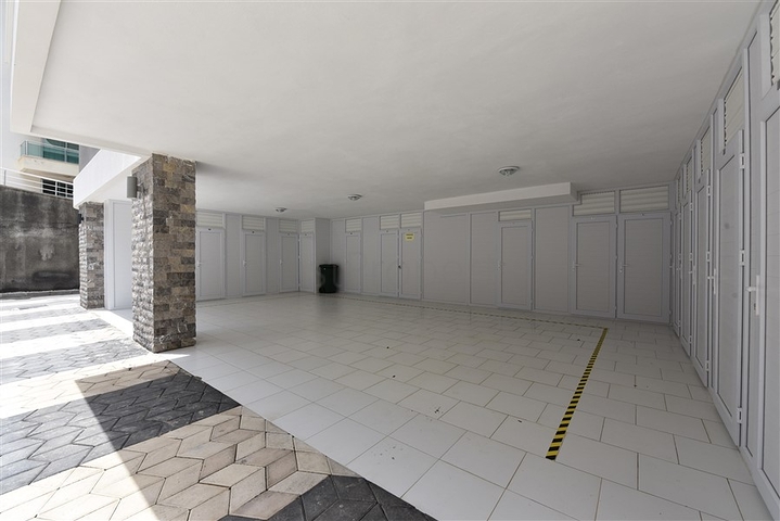 اول صف على البحر - غرفتي نوم وصالة ضمن مجمع حديث 