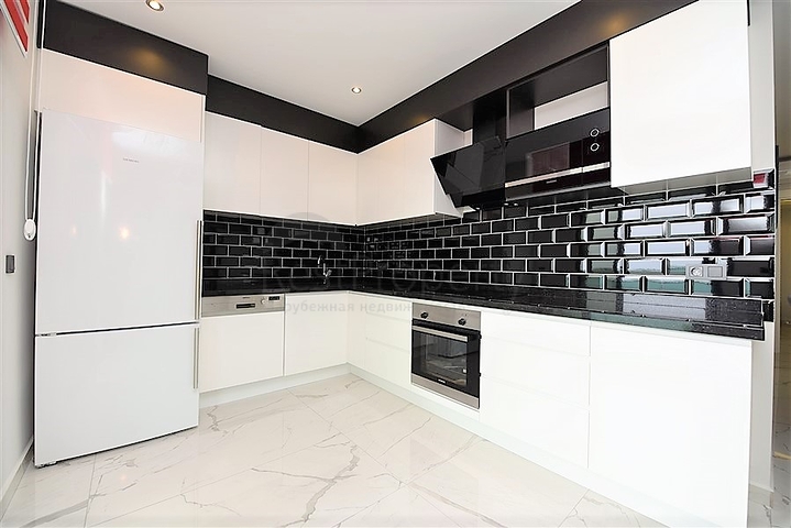 اول صف على البحر - غرفتي نوم وصالة ضمن مجمع حديث 