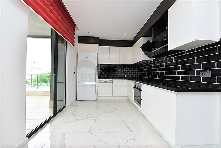 اول صف على البحر - غرفتي نوم وصالة ضمن مجمع حديث 