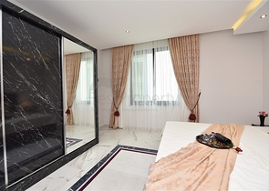 اول صف على البحر - غرفتي نوم وصالة ضمن مجمع حديث 