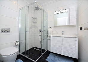 اول صف على البحر - غرفتي نوم وصالة ضمن مجمع حديث 