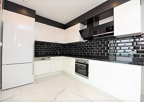 اول صف على البحر - غرفتي نوم وصالة ضمن مجمع حديث 