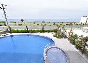 اول صف على البحر - غرفتي نوم وصالة ضمن مجمع حديث 