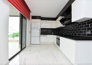 اول صف على البحر - غرفتي نوم وصالة ضمن مجمع حديث 