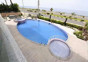 اول صف على البحر - غرفتي نوم وصالة ضمن مجمع حديث 