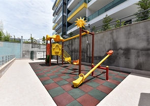 اول صف على البحر - غرفتي نوم وصالة ضمن مجمع حديث 