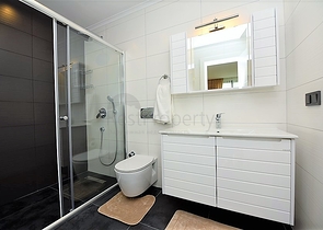 اول صف على البحر - غرفتي نوم وصالة ضمن مجمع حديث 