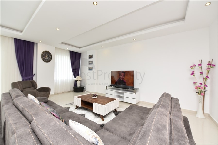 شقة قريبة من شاطئ البحر ,مؤثثة وبتصميم غرفتي نوم وصالة 