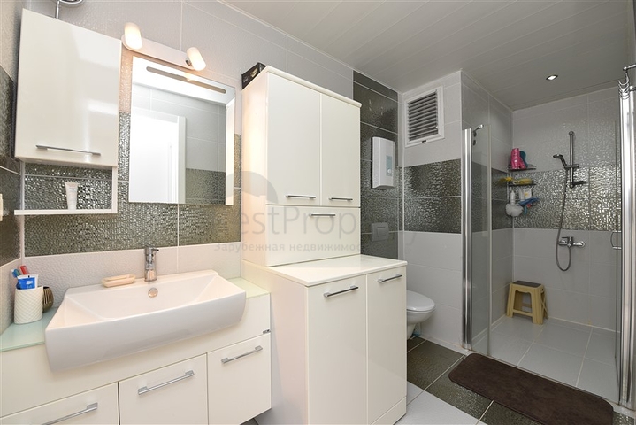 شقة قريبة من شاطئ البحر ,مؤثثة وبتصميم غرفتي نوم وصالة 