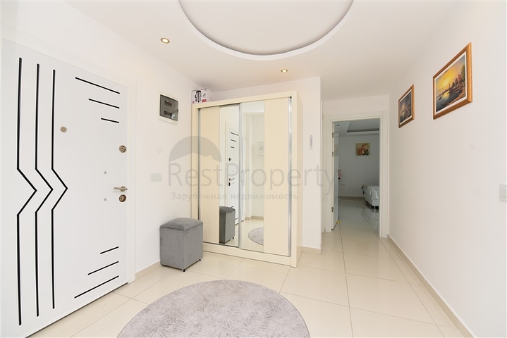 شقة قريبة من شاطئ البحر ,مؤثثة وبتصميم غرفتي نوم وصالة 