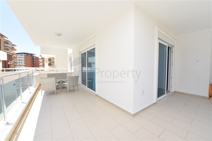 شقة قريبة من شاطئ البحر ,مؤثثة وبتصميم غرفتي نوم وصالة 