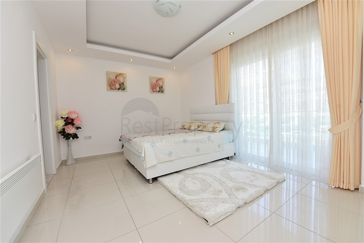 شقة قريبة من شاطئ البحر ,مؤثثة وبتصميم غرفتي نوم وصالة 