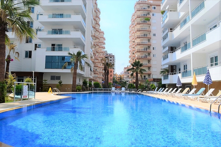 شقة قريبة من شاطئ البحر ,مؤثثة وبتصميم غرفتي نوم وصالة 