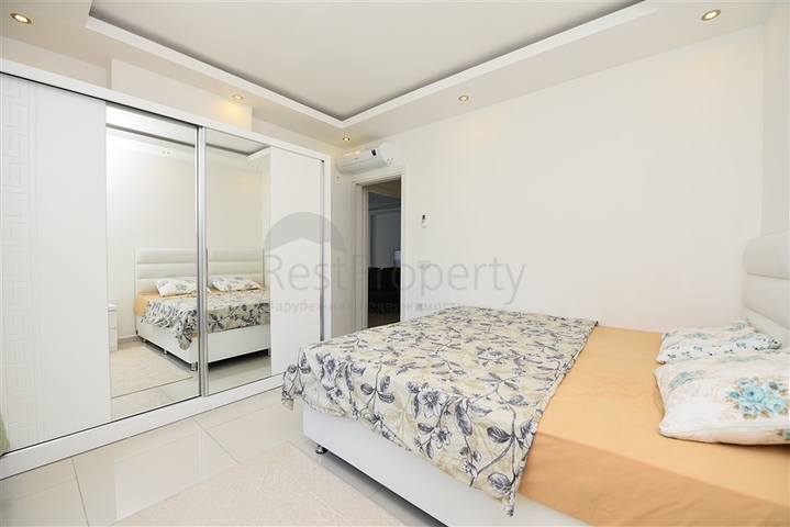 شقة قريبة من شاطئ البحر ,مؤثثة وبتصميم غرفتي نوم وصالة 