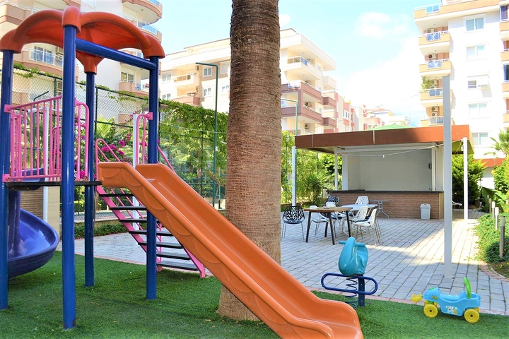 شقة قريبة من شاطئ البحر ,مؤثثة وبتصميم غرفتي نوم وصالة 