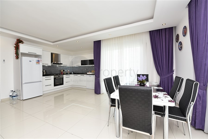 شقة قريبة من شاطئ البحر ,مؤثثة وبتصميم غرفتي نوم وصالة 