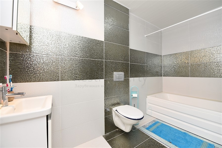 شقة قريبة من شاطئ البحر ,مؤثثة وبتصميم غرفتي نوم وصالة 