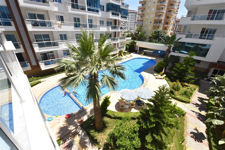 شقة قريبة من شاطئ البحر ,مؤثثة وبتصميم غرفتي نوم وصالة 