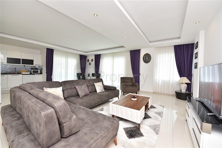 شقة قريبة من شاطئ البحر ,مؤثثة وبتصميم غرفتي نوم وصالة 