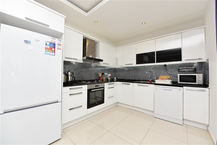 شقة قريبة من شاطئ البحر ,مؤثثة وبتصميم غرفتي نوم وصالة 