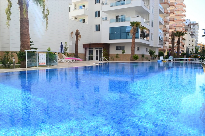 شقة قريبة من شاطئ البحر ,مؤثثة وبتصميم غرفتي نوم وصالة 