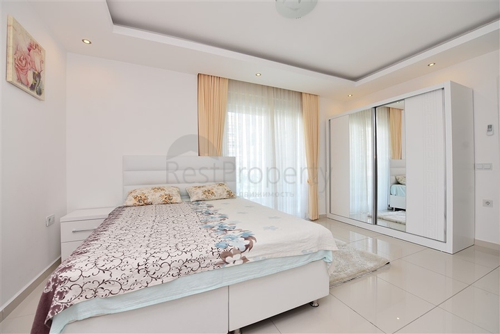 شقة قريبة من شاطئ البحر ,مؤثثة وبتصميم غرفتي نوم وصالة 