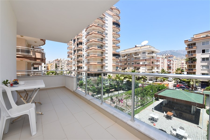 شقة قريبة من شاطئ البحر ,مؤثثة وبتصميم غرفتي نوم وصالة 