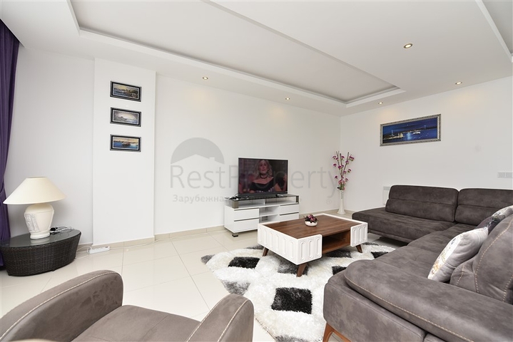 شقة قريبة من شاطئ البحر ,مؤثثة وبتصميم غرفتي نوم وصالة 