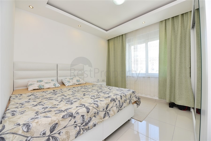 شقة قريبة من شاطئ البحر ,مؤثثة وبتصميم غرفتي نوم وصالة 