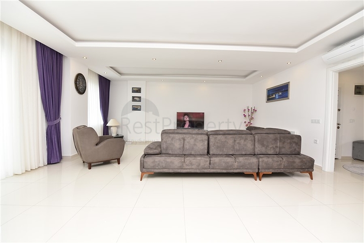 شقة قريبة من شاطئ البحر ,مؤثثة وبتصميم غرفتي نوم وصالة 