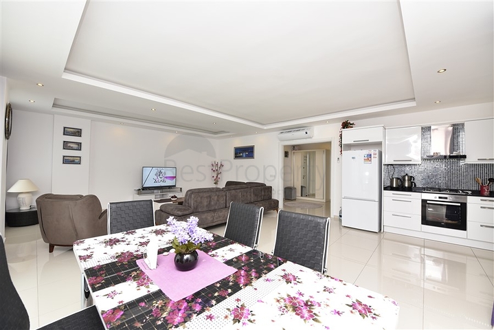 شقة قريبة من شاطئ البحر ,مؤثثة وبتصميم غرفتي نوم وصالة 