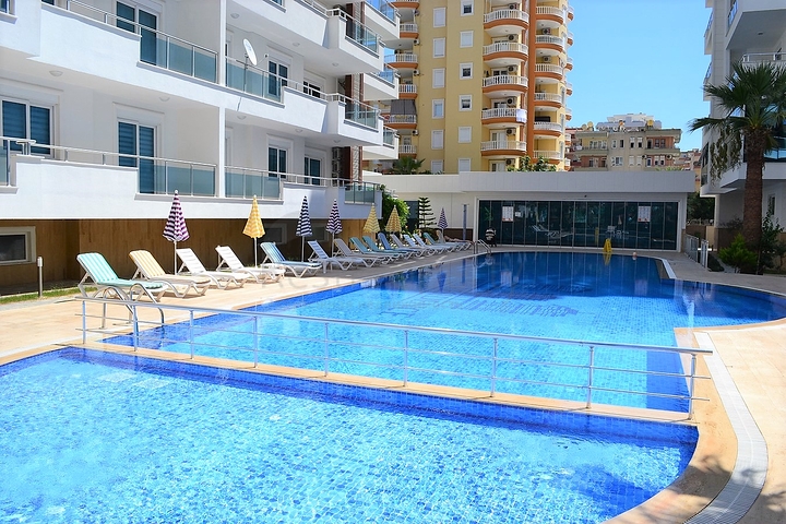 شقة قريبة من شاطئ البحر ,مؤثثة وبتصميم غرفتي نوم وصالة 