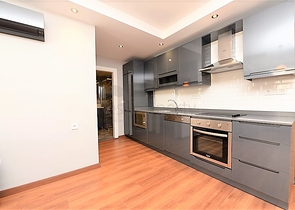 غرفة نوم وصالة مؤثثة في منطقة مركزية في اوبا 