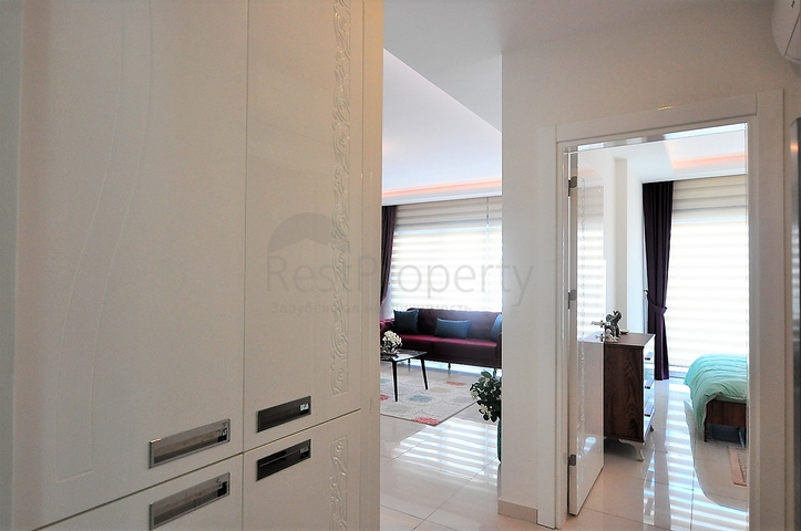 شقة مؤثثة من تصميم غرفة وصالة ضمن  مجمع ذو خدمات مميزة في مهموتلار - الانيا 