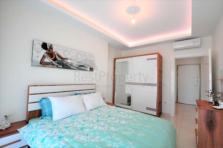 شقة مؤثثة من تصميم غرفة وصالة ضمن  مجمع ذو خدمات مميزة في مهموتلار - الانيا 