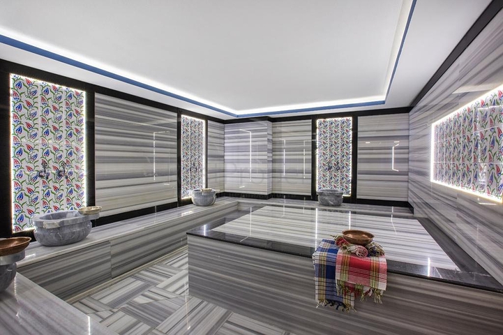 شقة مؤثثة من تصميم غرفة وصالة ضمن  مجمع ذو خدمات مميزة في مهموتلار - الانيا 