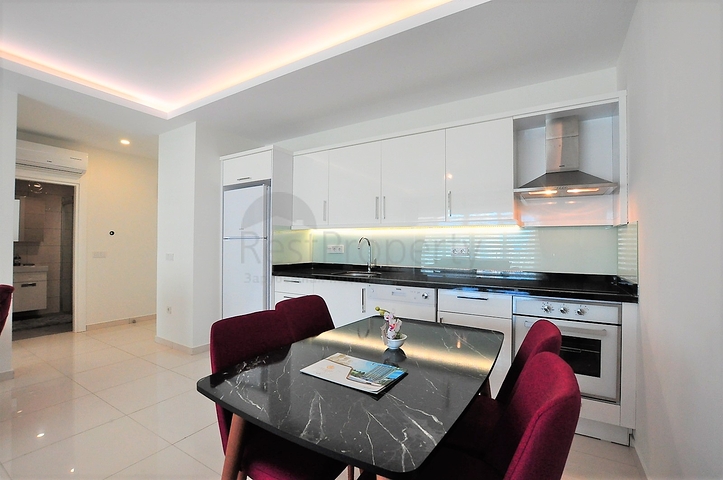 شقة مؤثثة من تصميم غرفة وصالة ضمن  مجمع ذو خدمات مميزة في مهموتلار - الانيا 