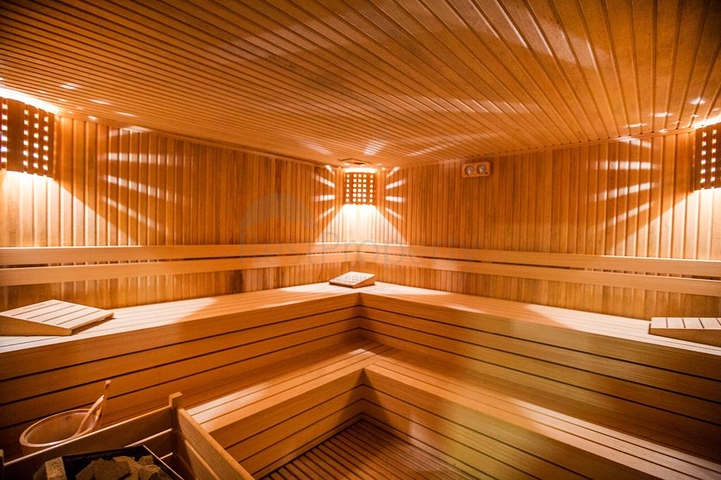 شقة مؤثثة من تصميم غرفة وصالة ضمن  مجمع ذو خدمات مميزة في مهموتلار - الانيا 