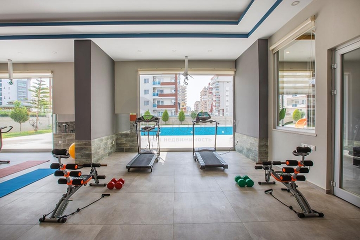 شقة مؤثثة من تصميم غرفة وصالة ضمن  مجمع ذو خدمات مميزة في مهموتلار - الانيا 