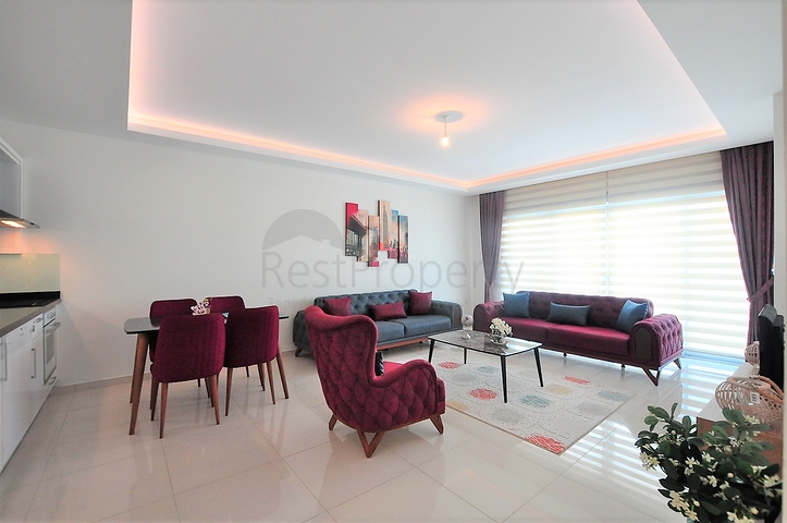 شقة مؤثثة من تصميم غرفة وصالة ضمن  مجمع ذو خدمات مميزة في مهموتلار - الانيا 