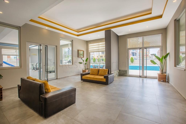 شقة مؤثثة من تصميم غرفة وصالة ضمن  مجمع ذو خدمات مميزة في مهموتلار - الانيا 