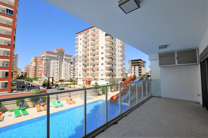 شقة مؤثثة من تصميم غرفة وصالة ضمن  مجمع ذو خدمات مميزة في مهموتلار - الانيا 