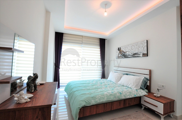 شقة مؤثثة من تصميم غرفة وصالة ضمن  مجمع ذو خدمات مميزة في مهموتلار - الانيا 