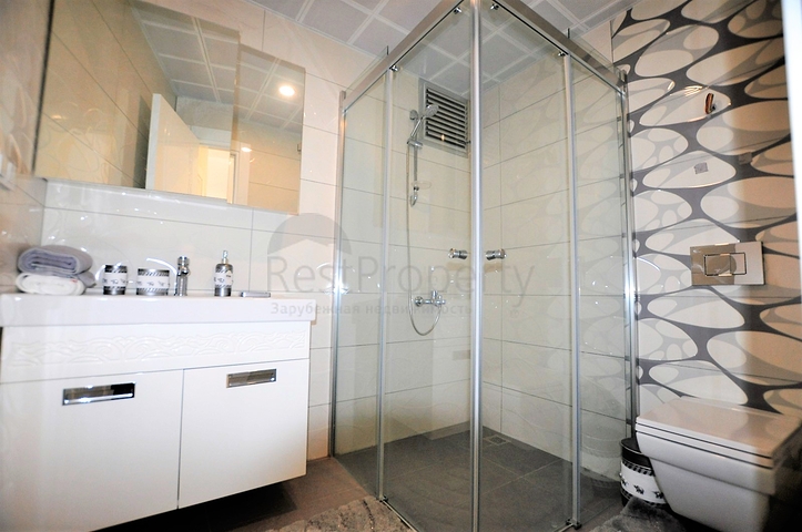 شقة مؤثثة من تصميم غرفة وصالة ضمن  مجمع ذو خدمات مميزة في مهموتلار - الانيا 