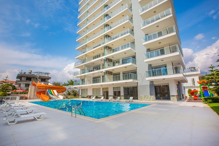 شقة مؤثثة من تصميم غرفة وصالة ضمن  مجمع ذو خدمات مميزة في مهموتلار - الانيا 